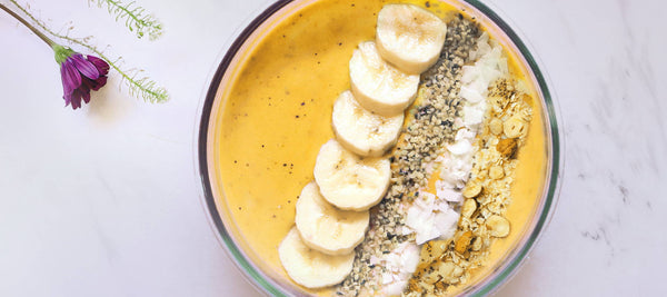 healthy easy meal ideas smoothie bowl recipe with turmeric chai powder, antioxidant-rich spices, anti-inflammation, alleviate stress, and immune system support 