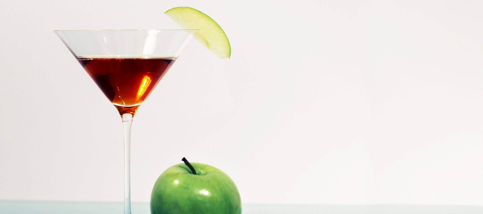 TEALEAVES Apple martini cocktail with rooibos infused tea mixology